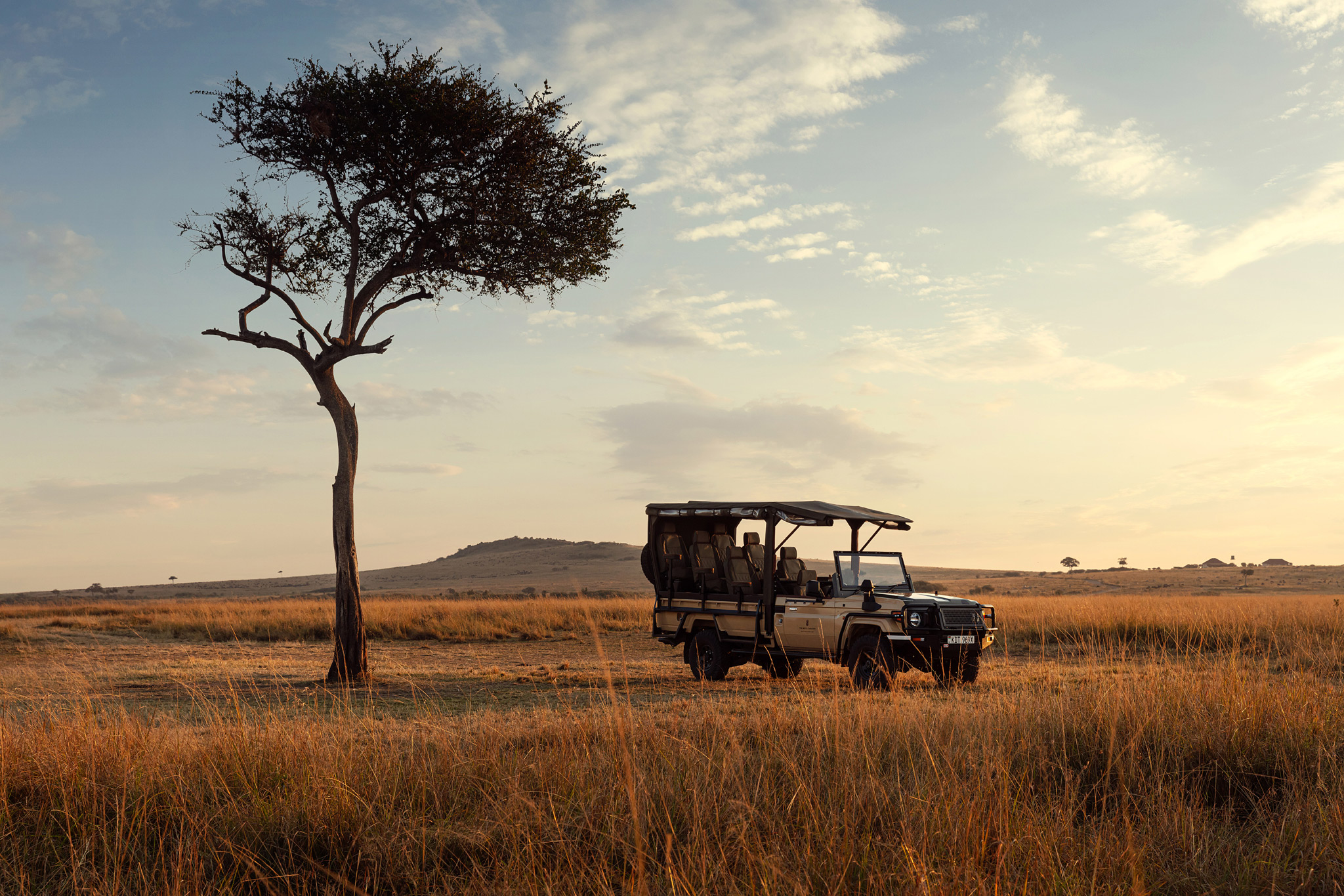safari vehicle on plains of ritz carlton masai mara