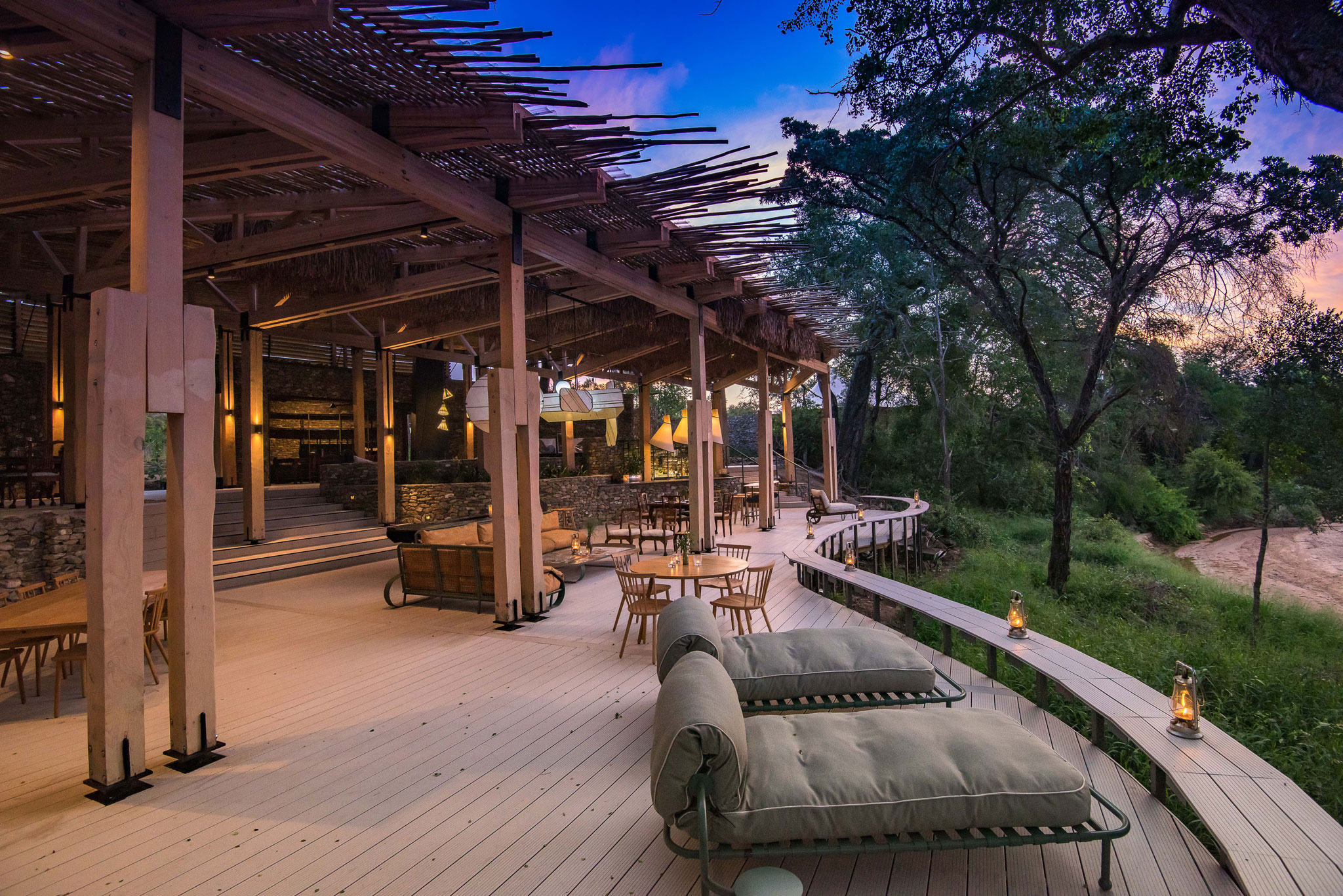 viewing deck of simbambili thornybush lodge
